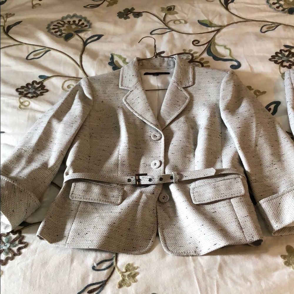 Anne Klein suit blazer & skirt size 12. Like new.